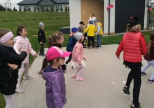15 Dzieci tańczą na dworze